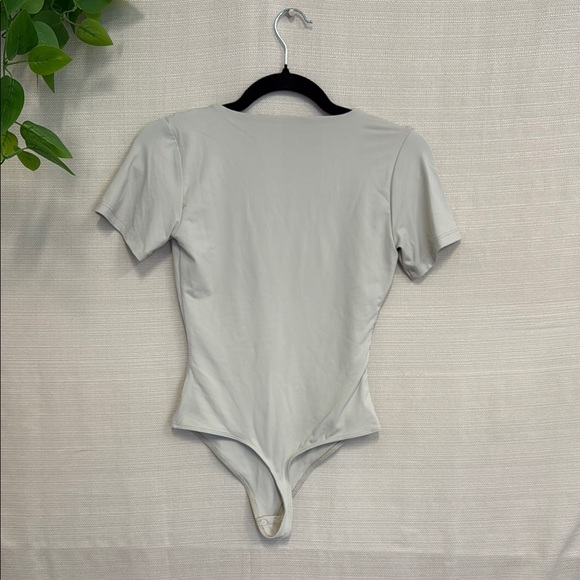 House of Harlow 1960 Gray Fitted Short Sleeve Bodysuit - Picture 4 of 4